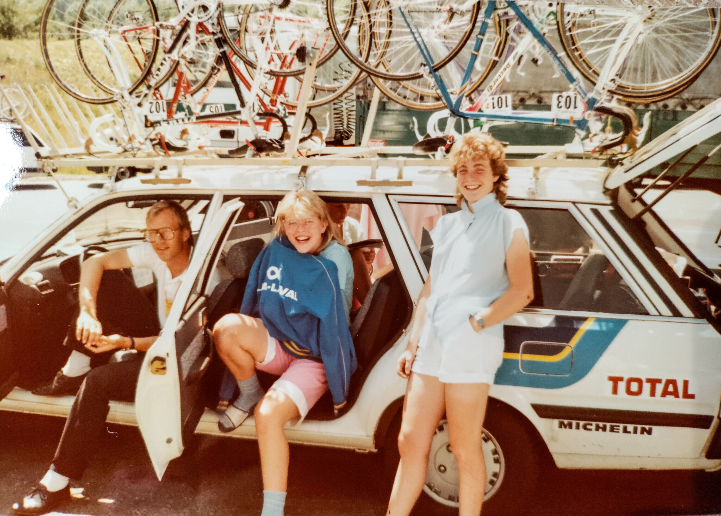 Support cars carried spare bikes and equipment during the Tour de France F&eacute;minin, just like in the men&rsquo;s race.